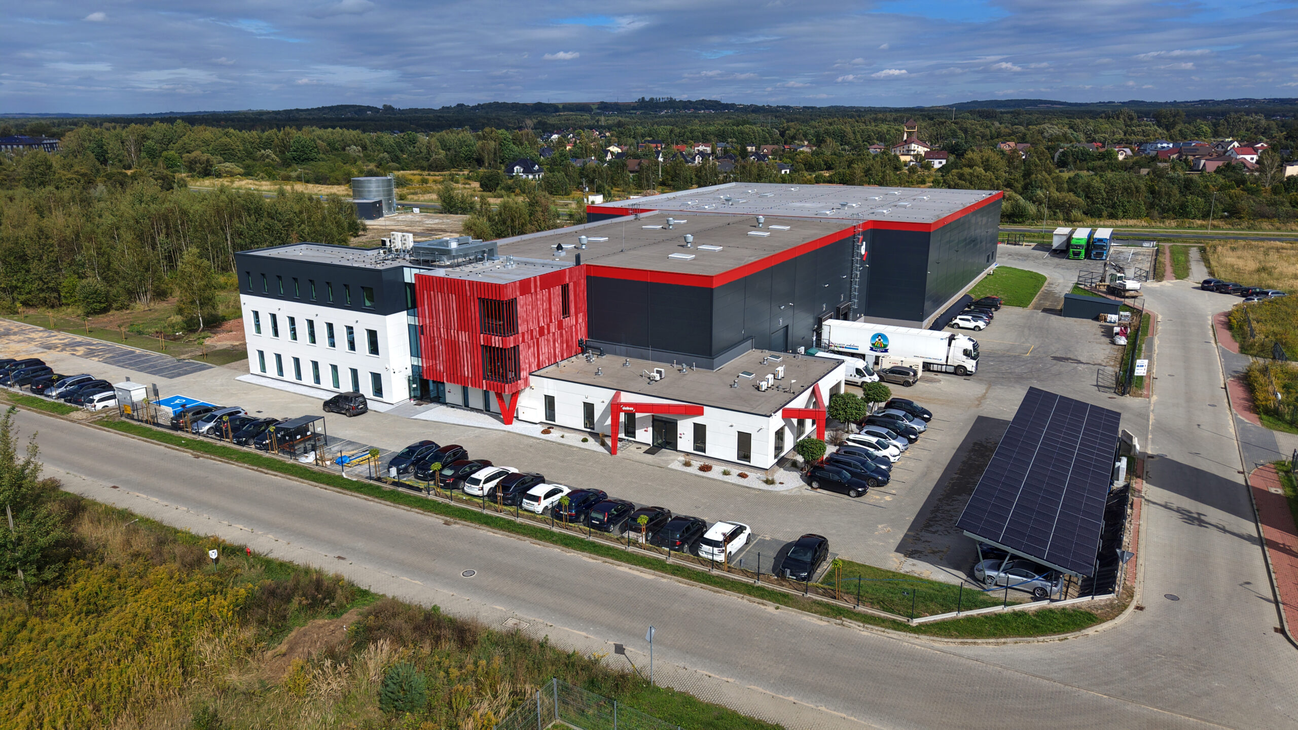 Zdjęcia i nagrania z wykorzystaniem drona ostatniego etapu realizacji budowy hali magazynowej Dabex w Zawierciu